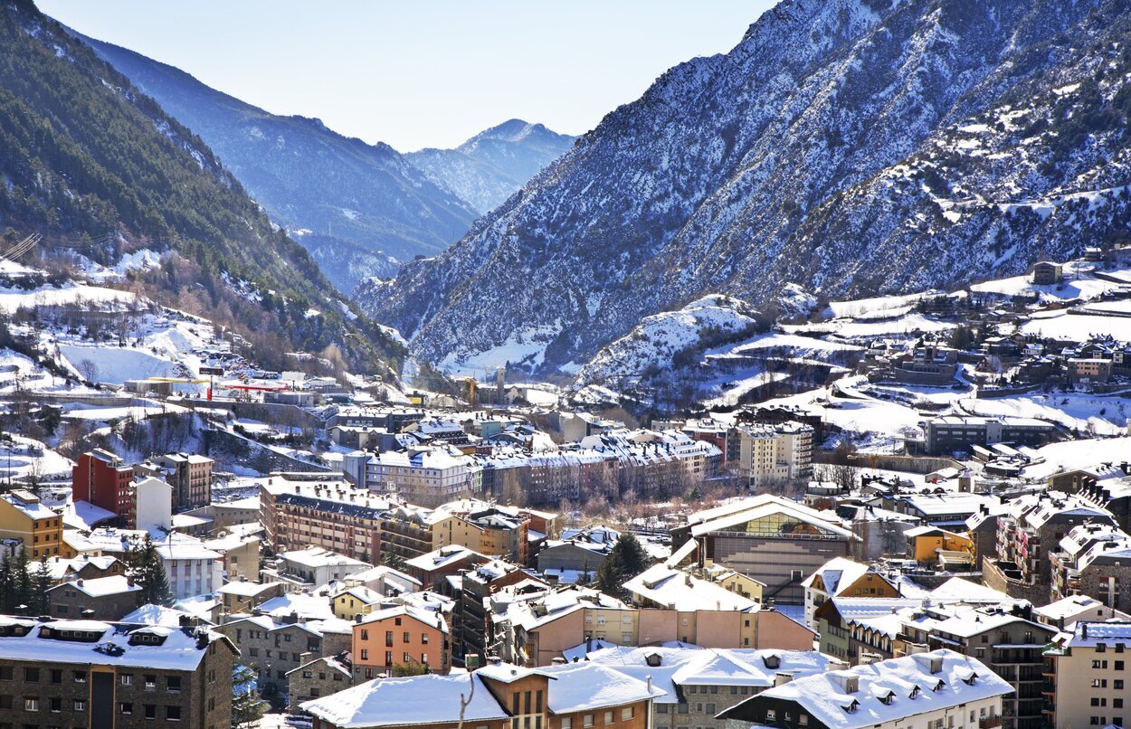 Andorra se encuentra entre España y Francia al abrigo de la cordillera de los Pirineos