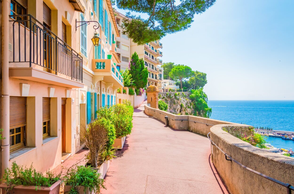 Mónaco se encuentra a unos 30 kilómetros de un aeropuerto principal con conexiones internacionales
