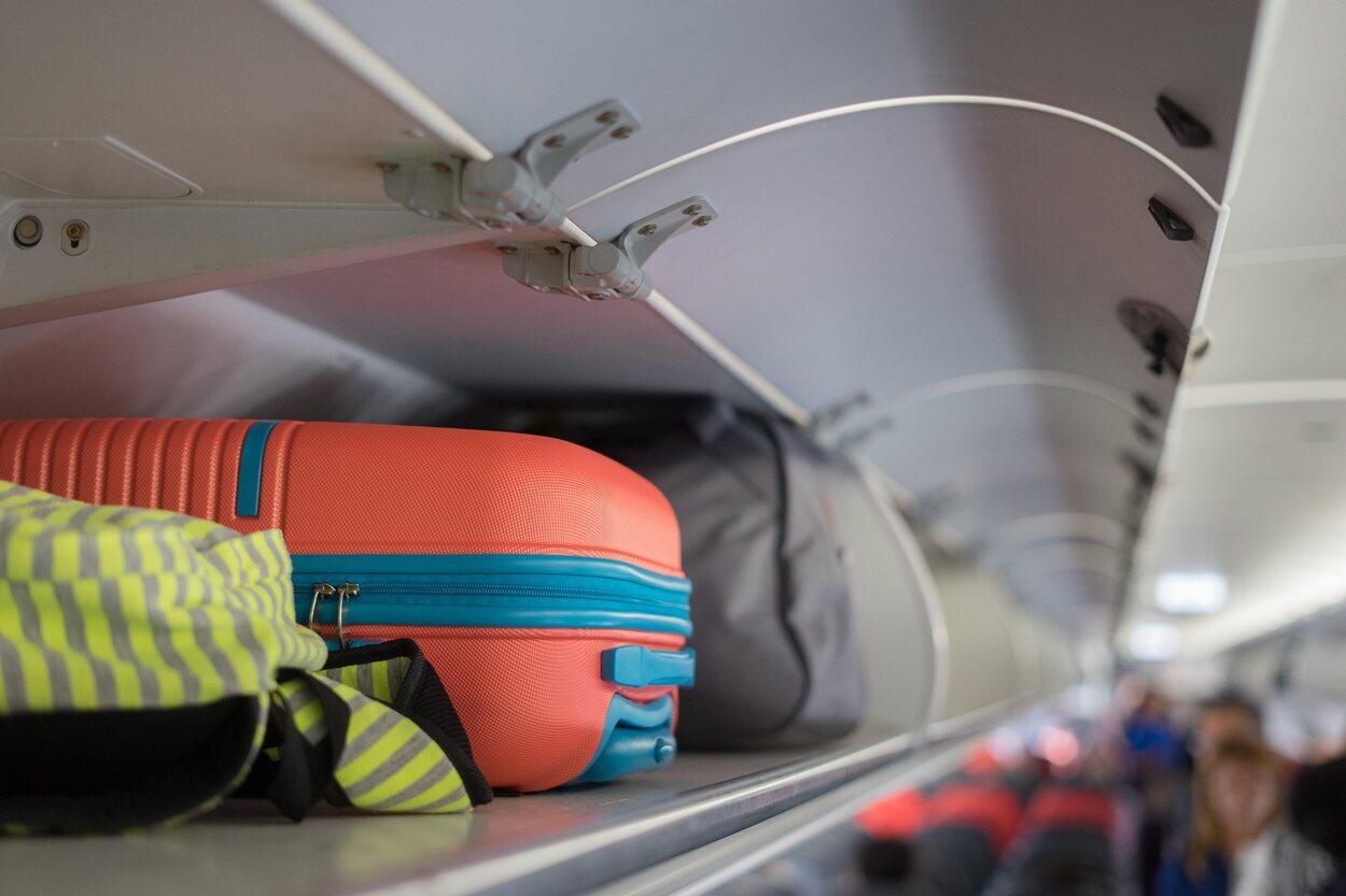 Air Canada solo permite llevar una maleta estándar junto a un complemento adicional