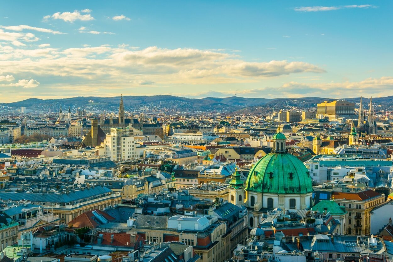 Vista aérea de Viena con la Torre del edificio del Ayuntamiento