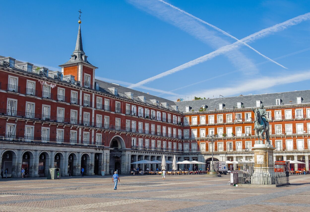 La Plaza Mayor de Madrid presidida por la estatua ecuestre de Felipe III