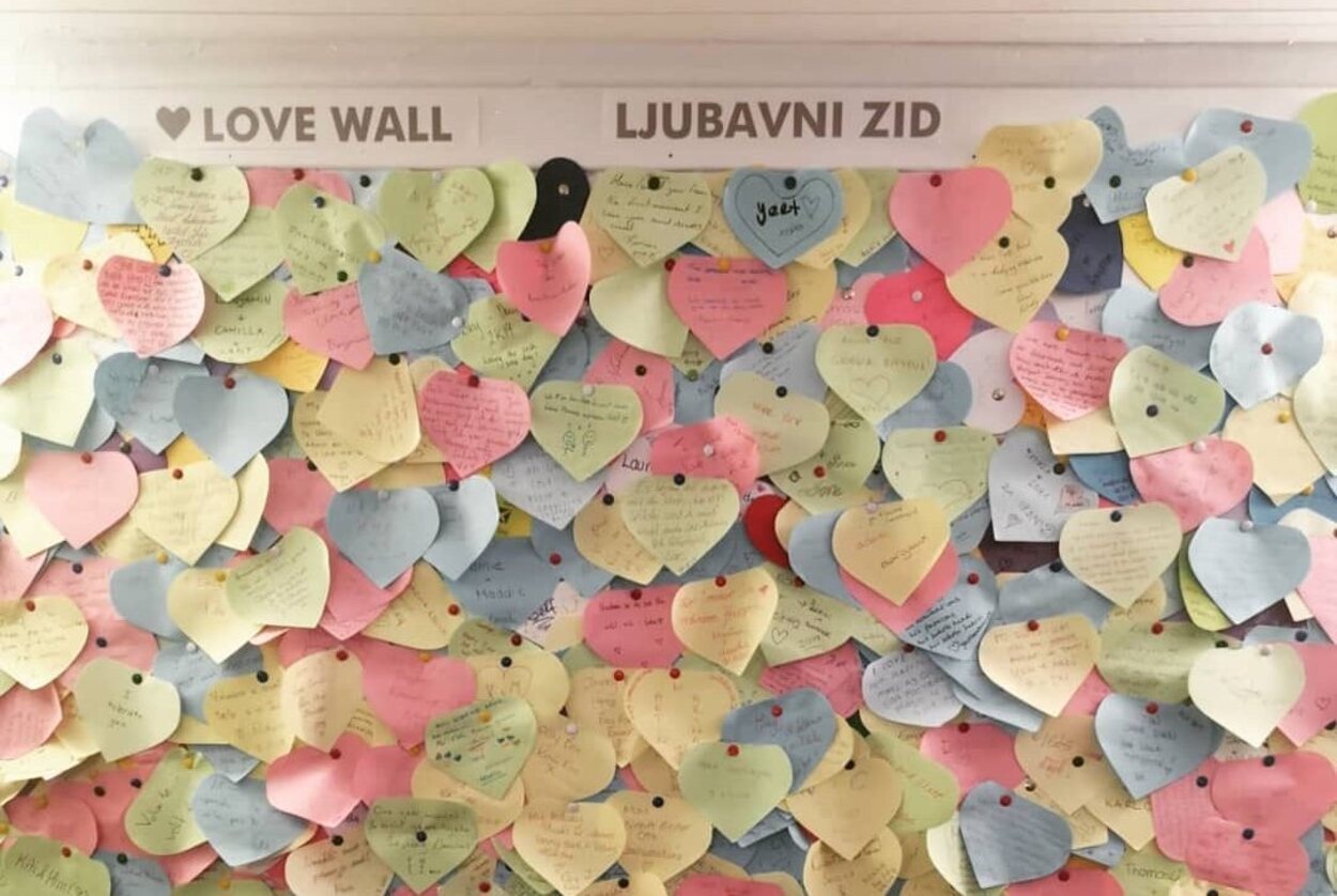 'Muro del Amor' del Museo Love Stories en Dubrovnik, Croacia