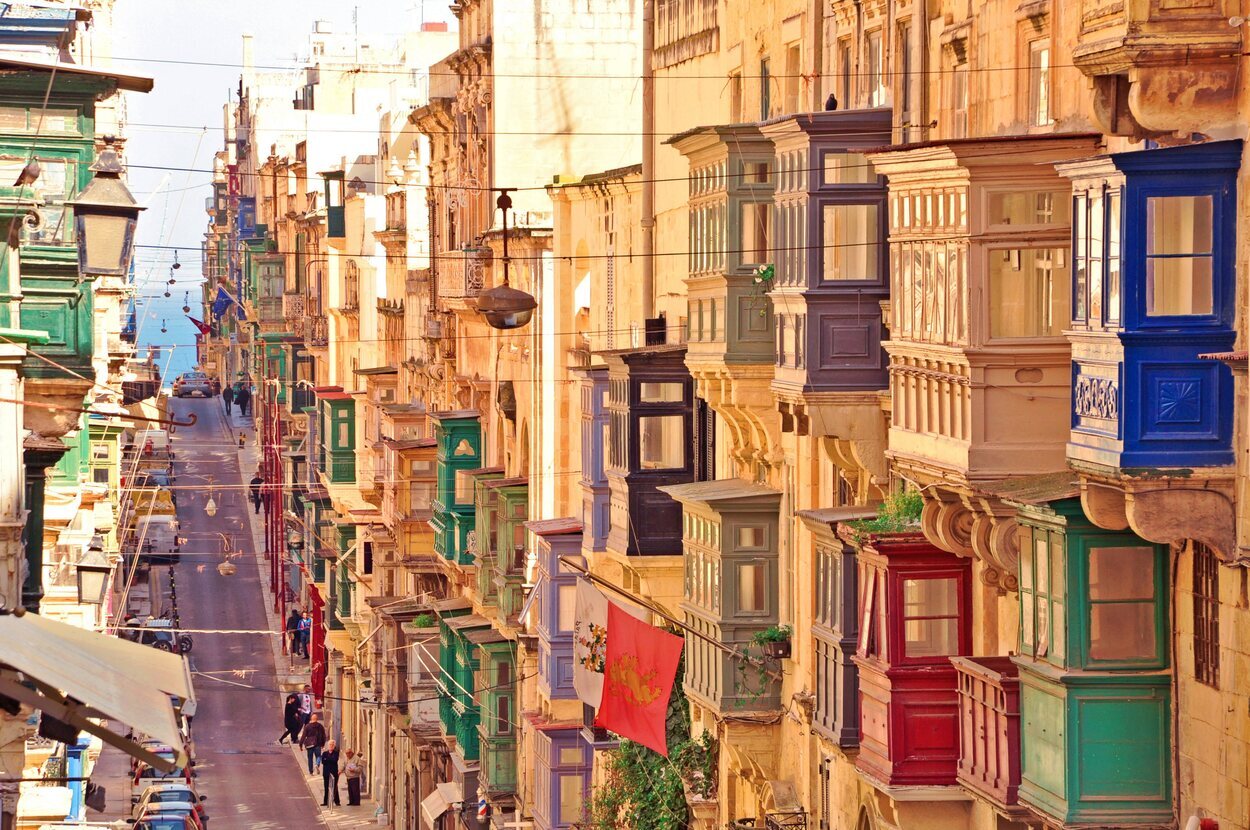 Balcones coloridos en la antigua ciudad de La Valeta, Malta