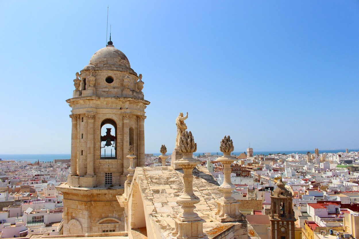 Vista panorámica de Cádiz y de la Torre del Reloj de la Catedral Nueva
