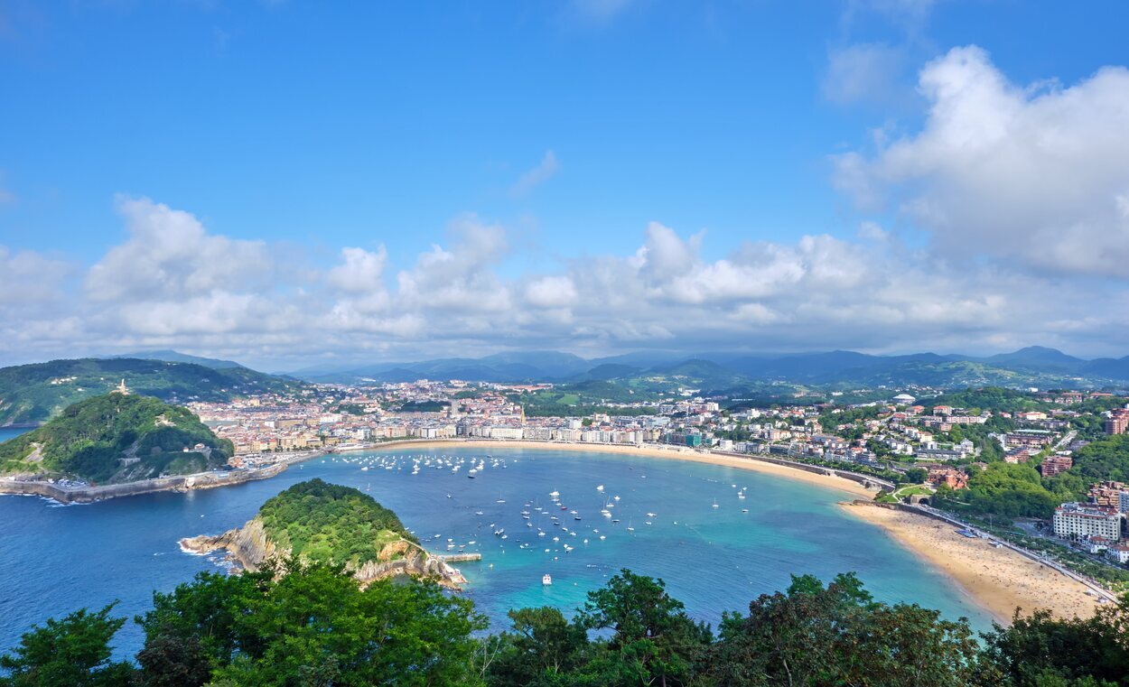 Vista de San Sebastián y la bahía de La Concha