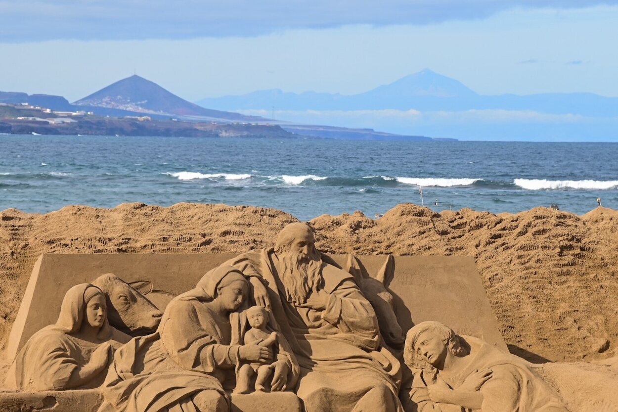 El belén de arena de la playa de Las Canteras | Foto: Toni Hernández