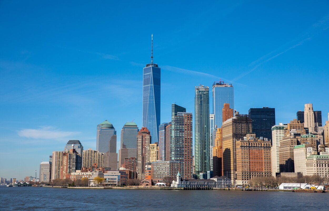 El imponente One World Trade Center domina las vistas de Downtown Manhattan