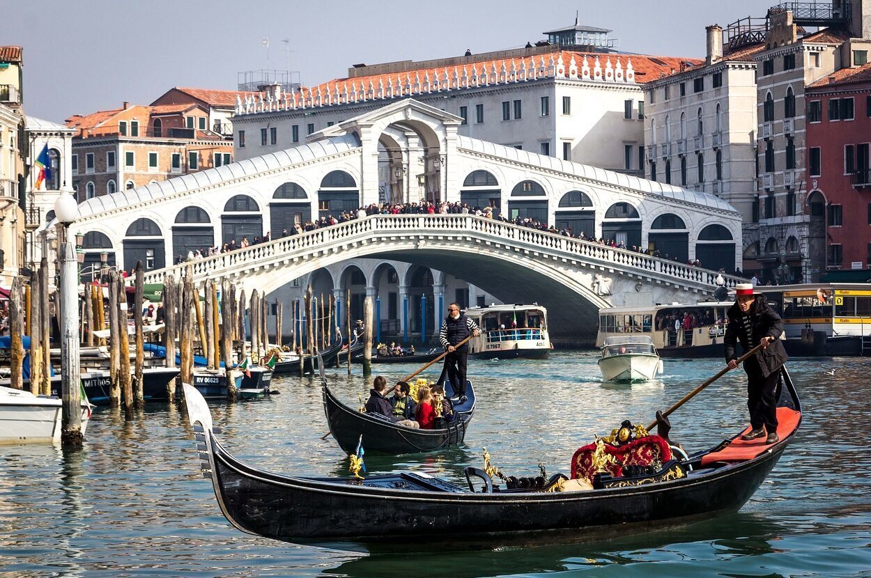 El Puente de Rialto es uno de los principales atractivos turísticos en Venecia