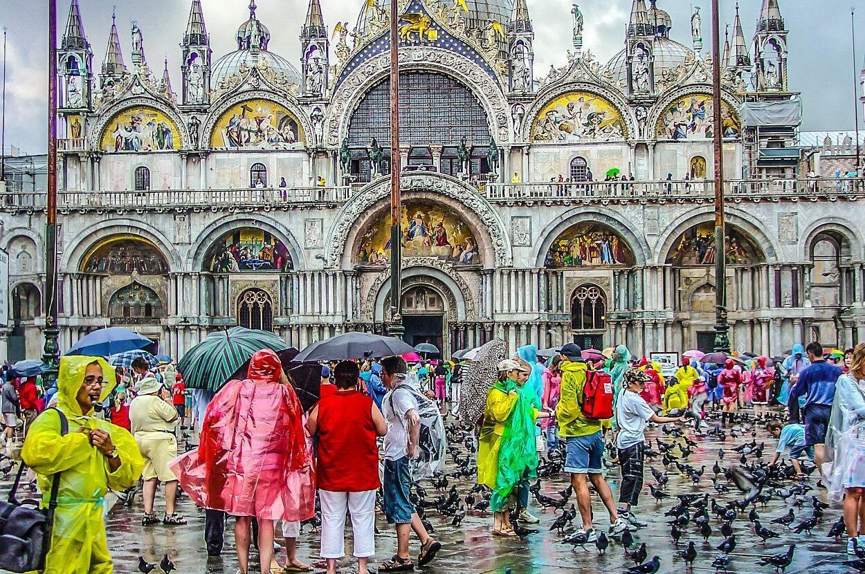 La lluvia es frecuente durante los meses más fríos del año en Venecia, siendo necesario llevar un impermeable