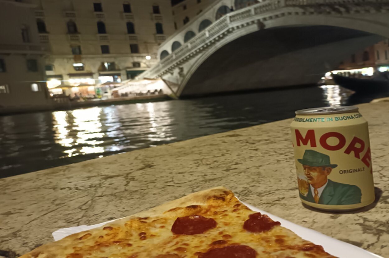 Pizza al pie del Gran Canal, en el Puente Rialto, un plan para todos los bolsillos
