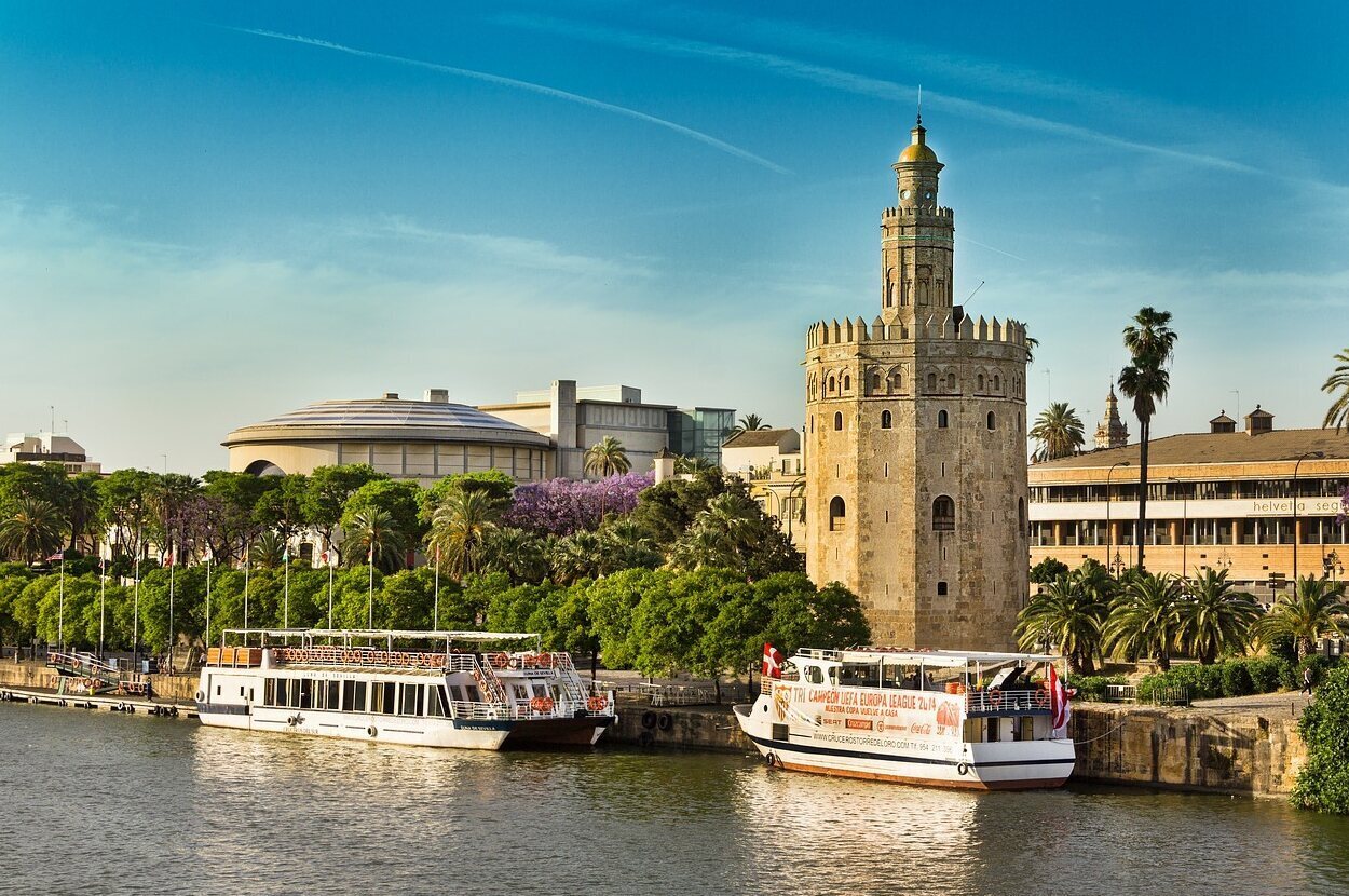 La Torre del Oro es una de las postales más famosas del Guadalquivir a su paso por Sevilla