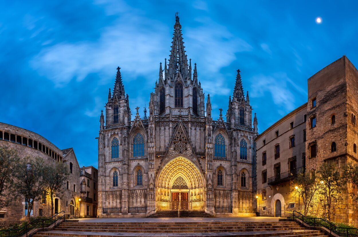 La fachada de la catedral de Barcelona se construyó a finales del siglo XIX y es de estilo neogótico