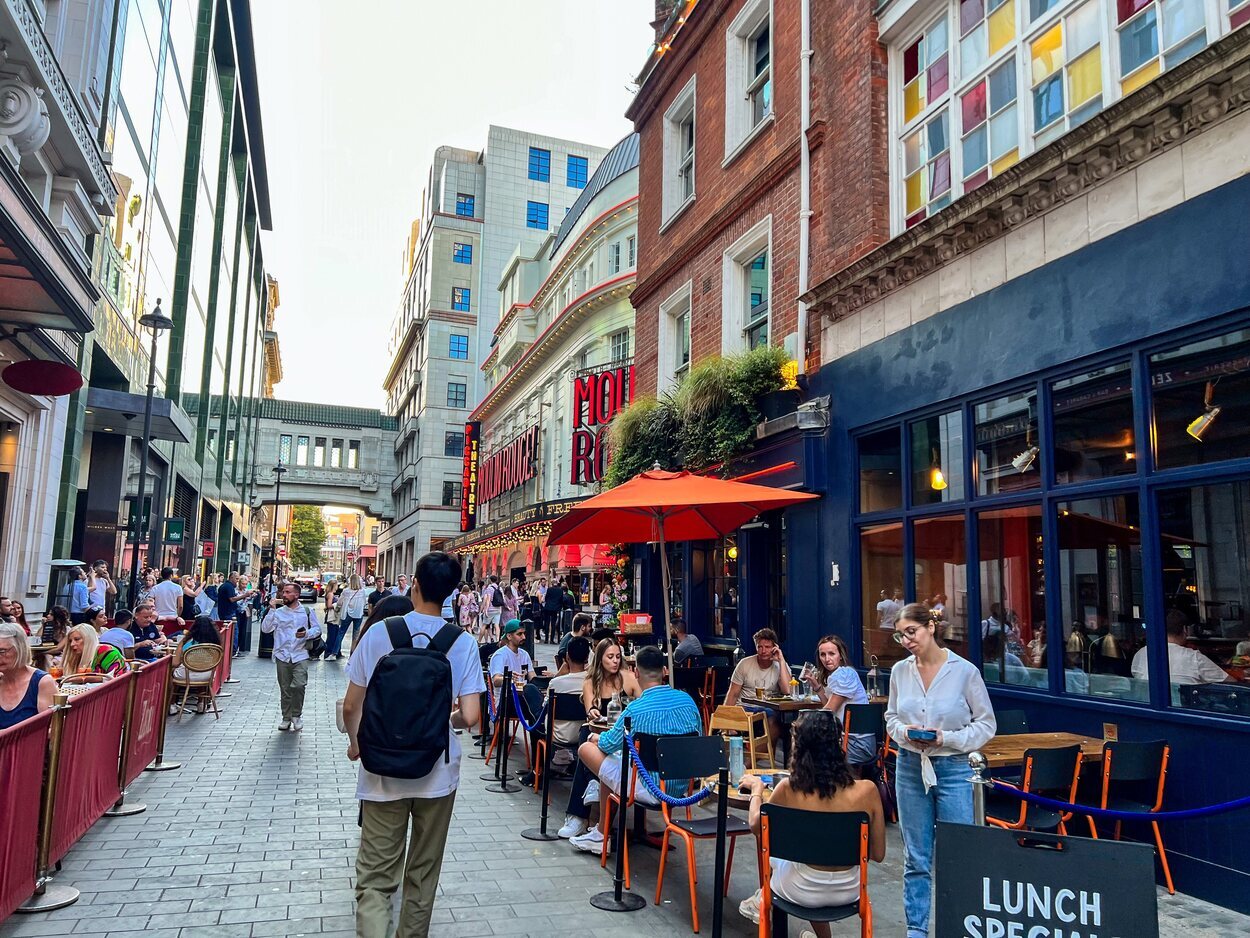 Los restaurantes se han lanzado a la calle en el centro de Londres