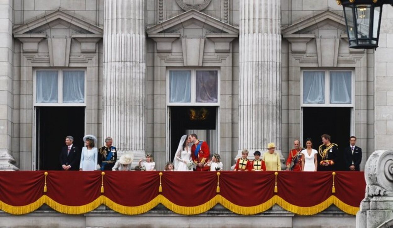 Los Duques de Cambridge dándose un beso en el balcón de Buckingham Palace el día de su boda