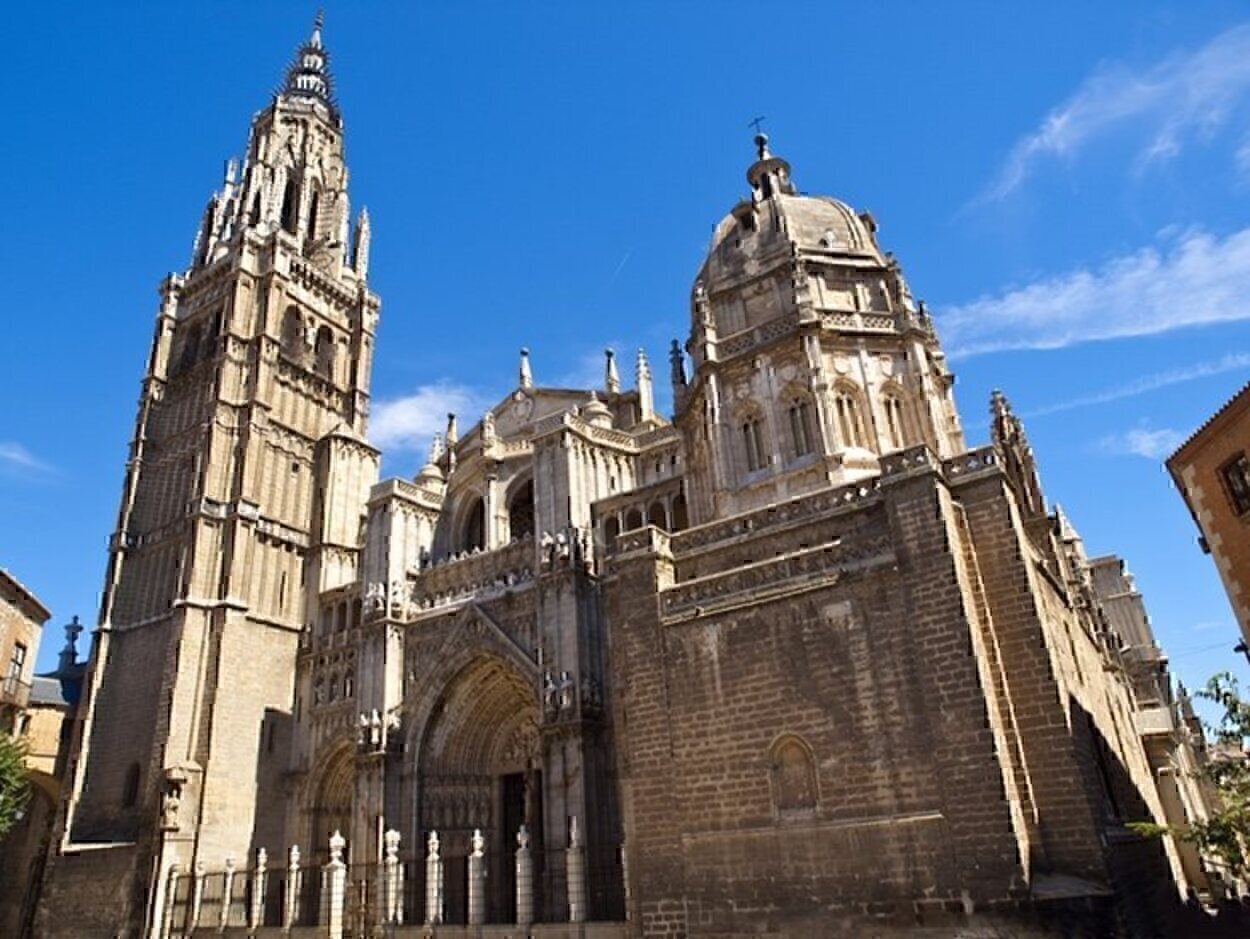 La fachada principal de la Catedral de Toledo conocida como la de los Leones