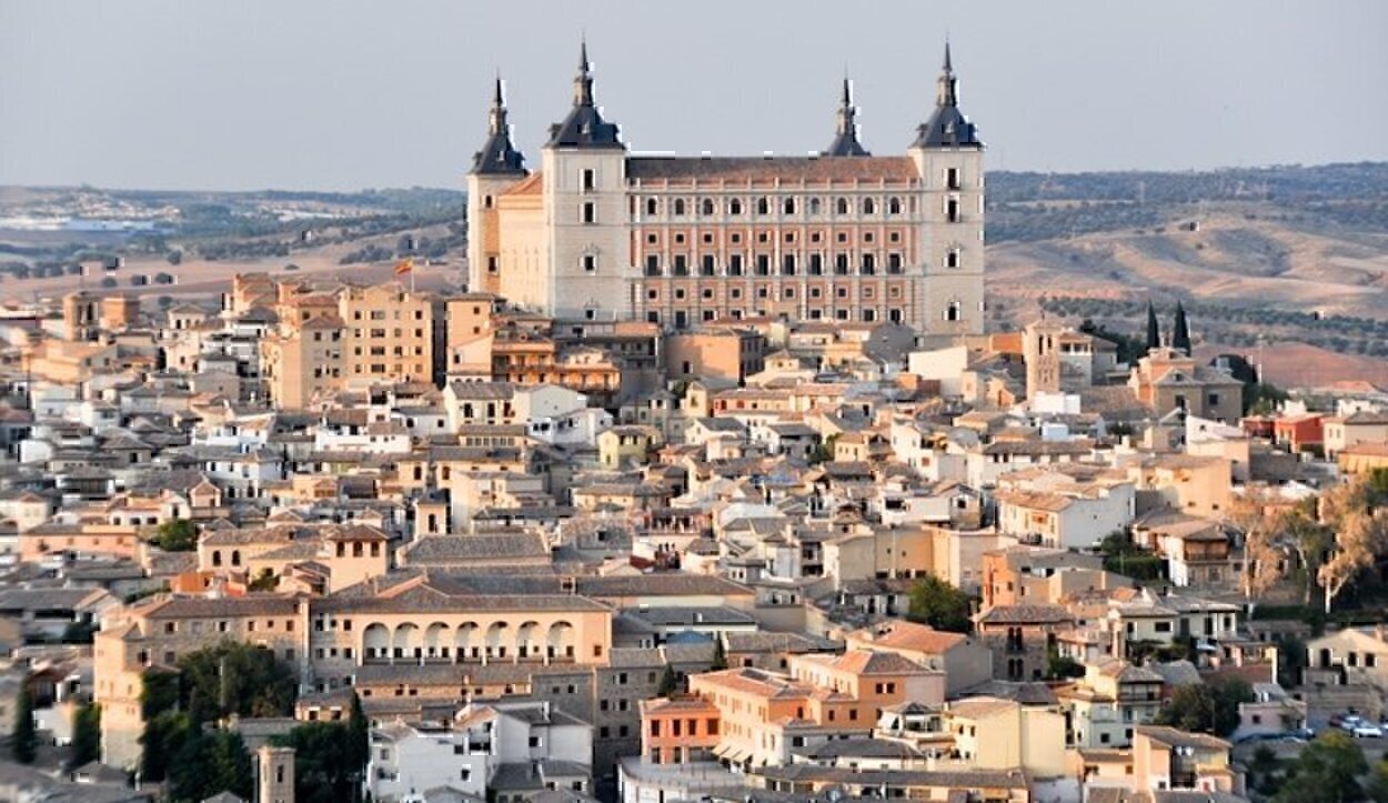 Vista del Alcázar enmarcado por el resto de la ciudad