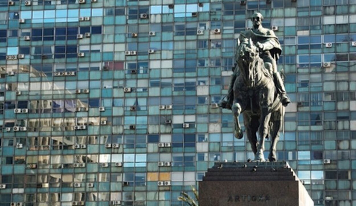 Estatua del General Jose Artigas en la plaza de la Independencia de Montevideo