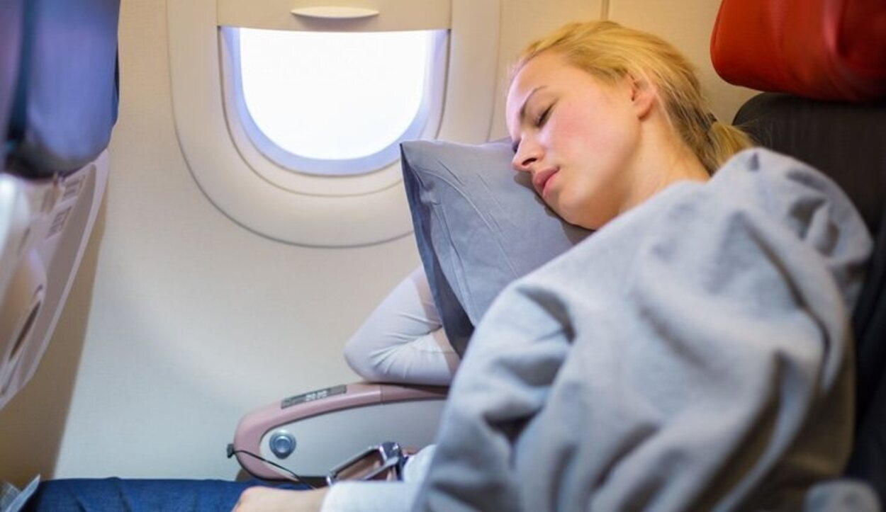 Hay que evitar el uso de somníferos y tranquilizantes durante el vuelo porque pueden favorecer este problema