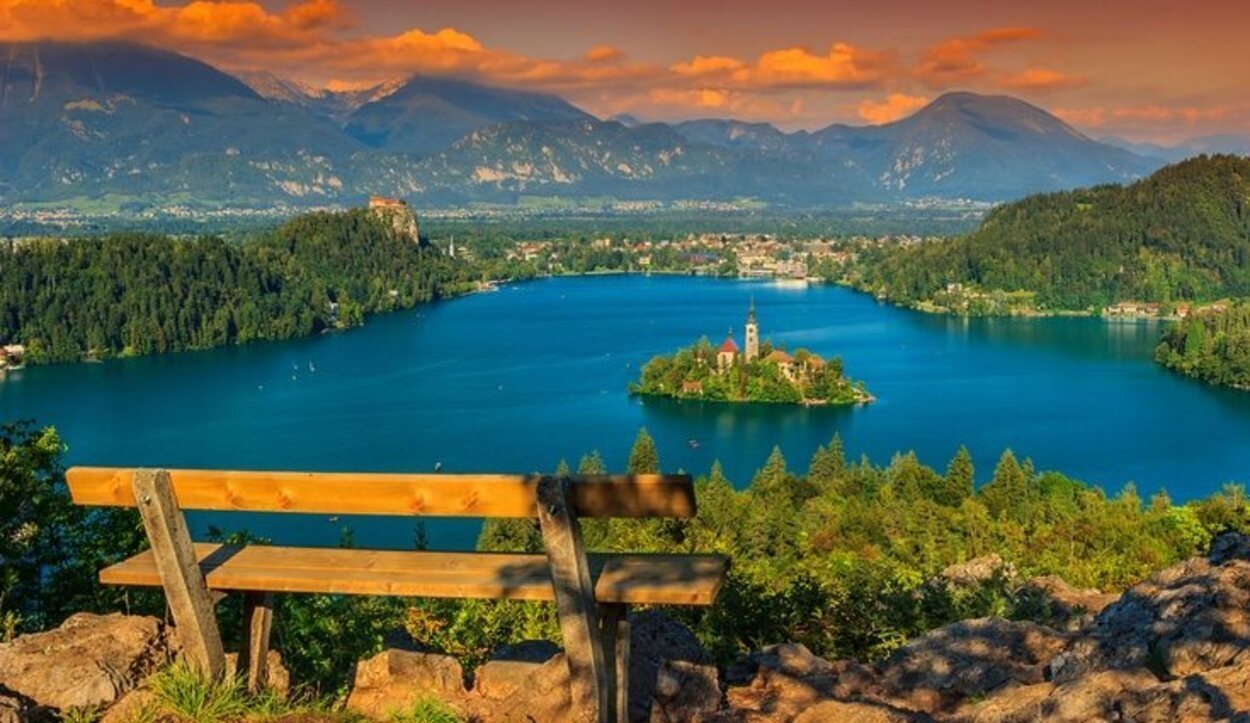 Bled es una isla ubicada en los Alpes Julianos, cerca de la frontera con Austria