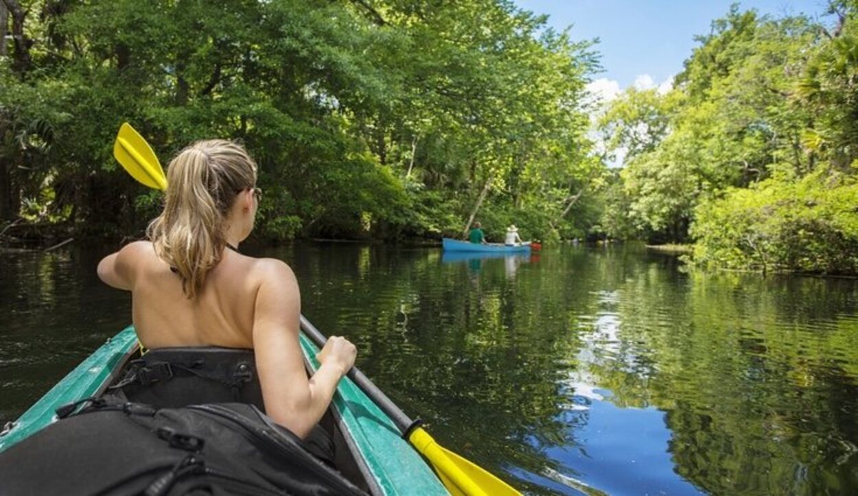 El turismo ecológico, por la pureza de sus zonas, también se relaciona con prácticas deportivas como el kayak o el senderismo