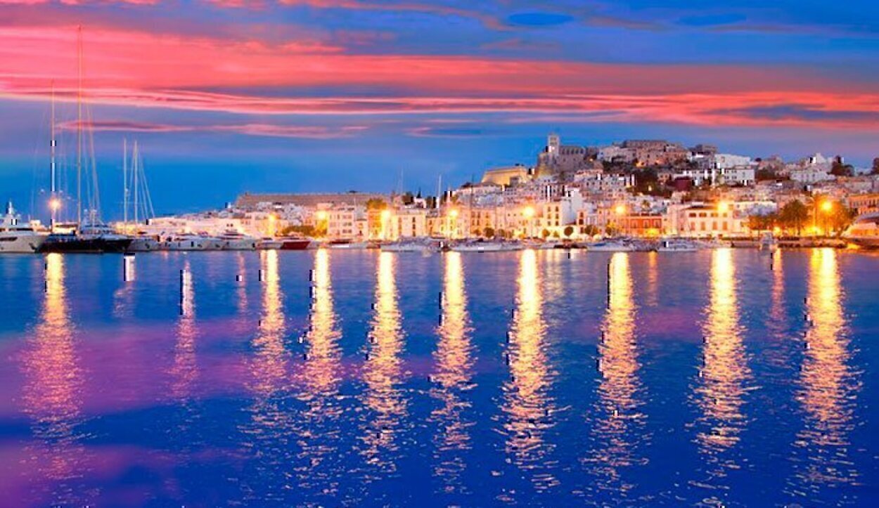 A parte de la fiesta, los paisajes y calas de Ibiza enamorarán a cualquier turista