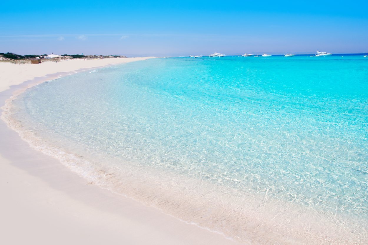La playa de Ses Illetes es un paraíso de arena blanca y aguas cristalinas