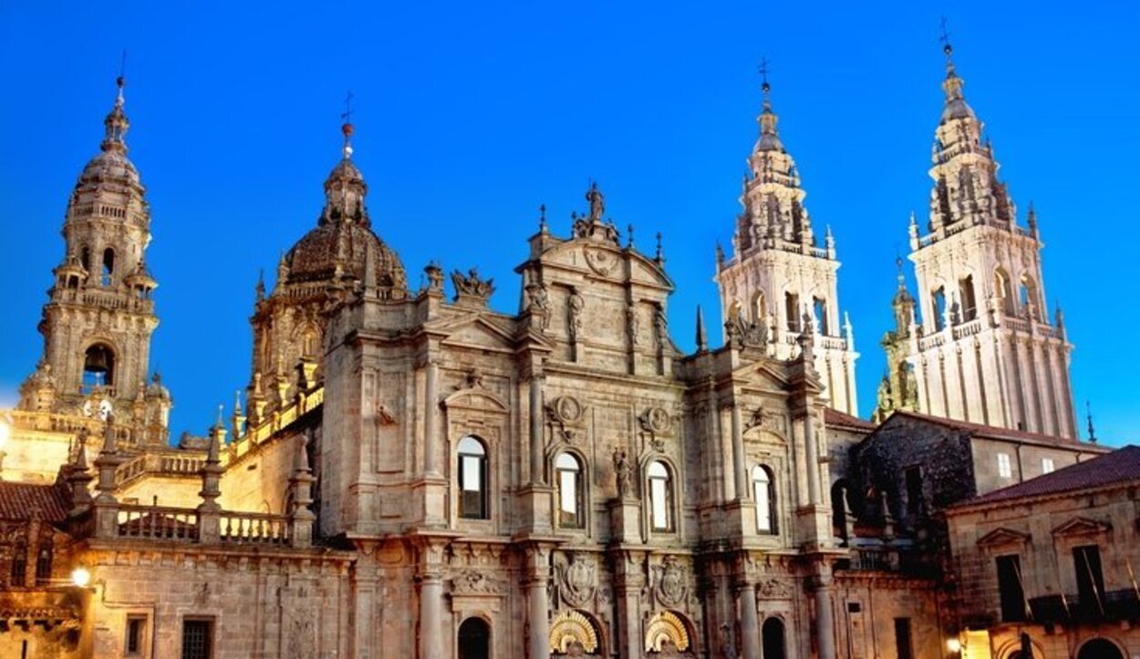 La Catedral de Santiago es un icono por ser el final del emblemático Camino de Santiago