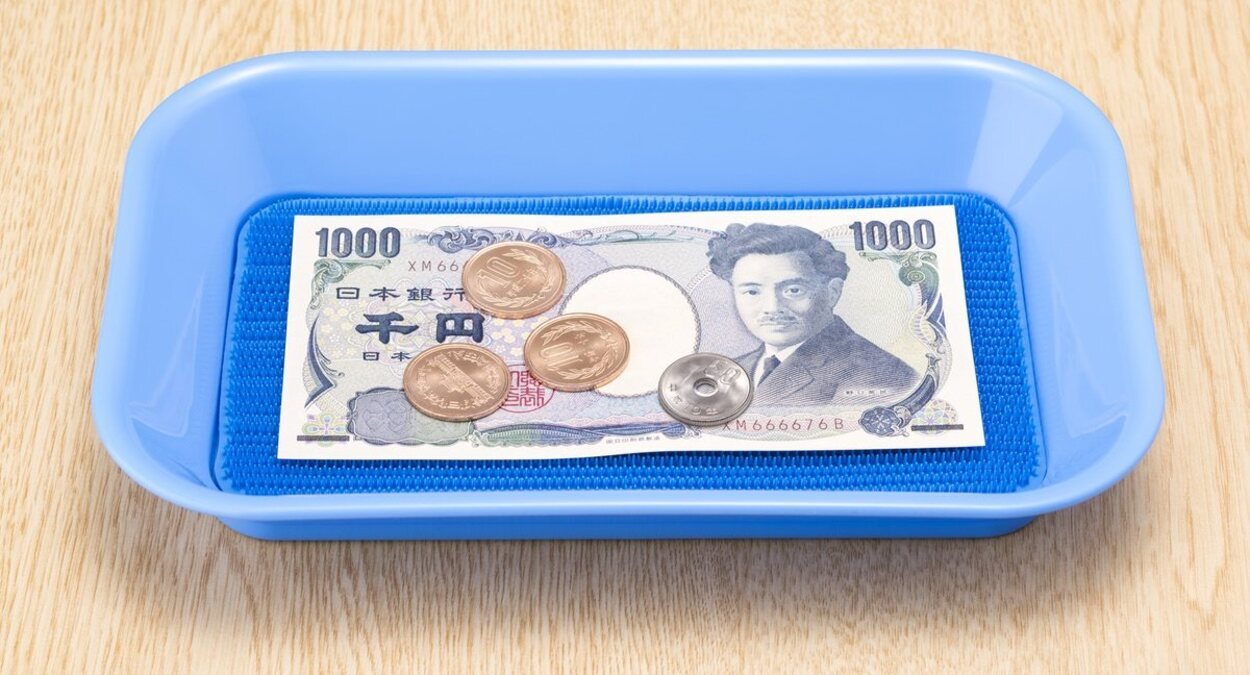 En Japón el efectivo siempre se deposita en estas bandejitas