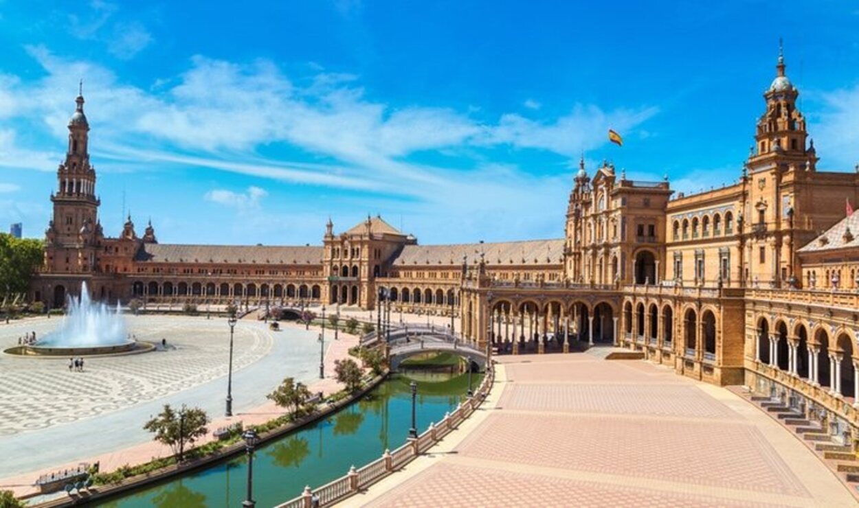 El arquitecto sevillano Aníbal González fue el encargado de realizar la Plaza de España