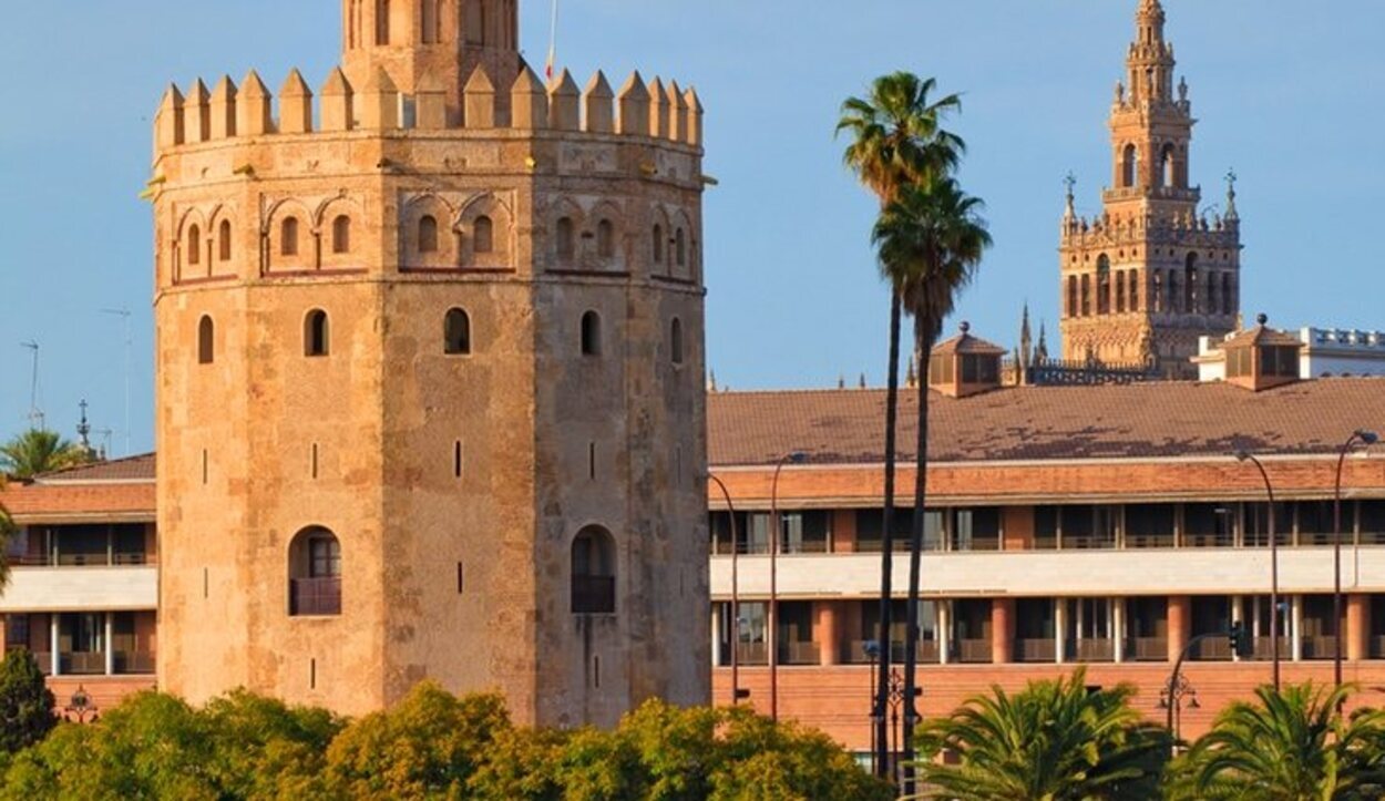 Es una antigua torre albarrana situada junto al río Guadalquivir