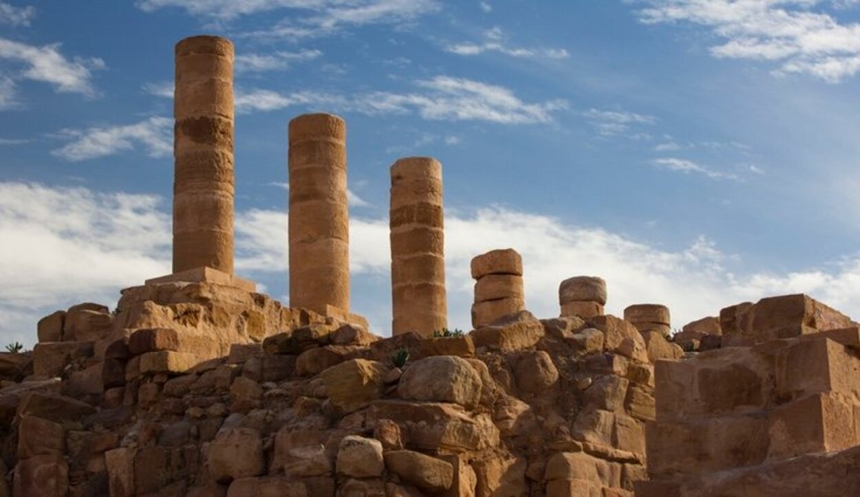 Petra está situada a 262 kilómetros de Amman, la capital de Jordania