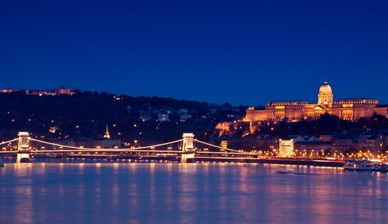 Recorrer de noche el Danubio es una experiencia muy recomendable