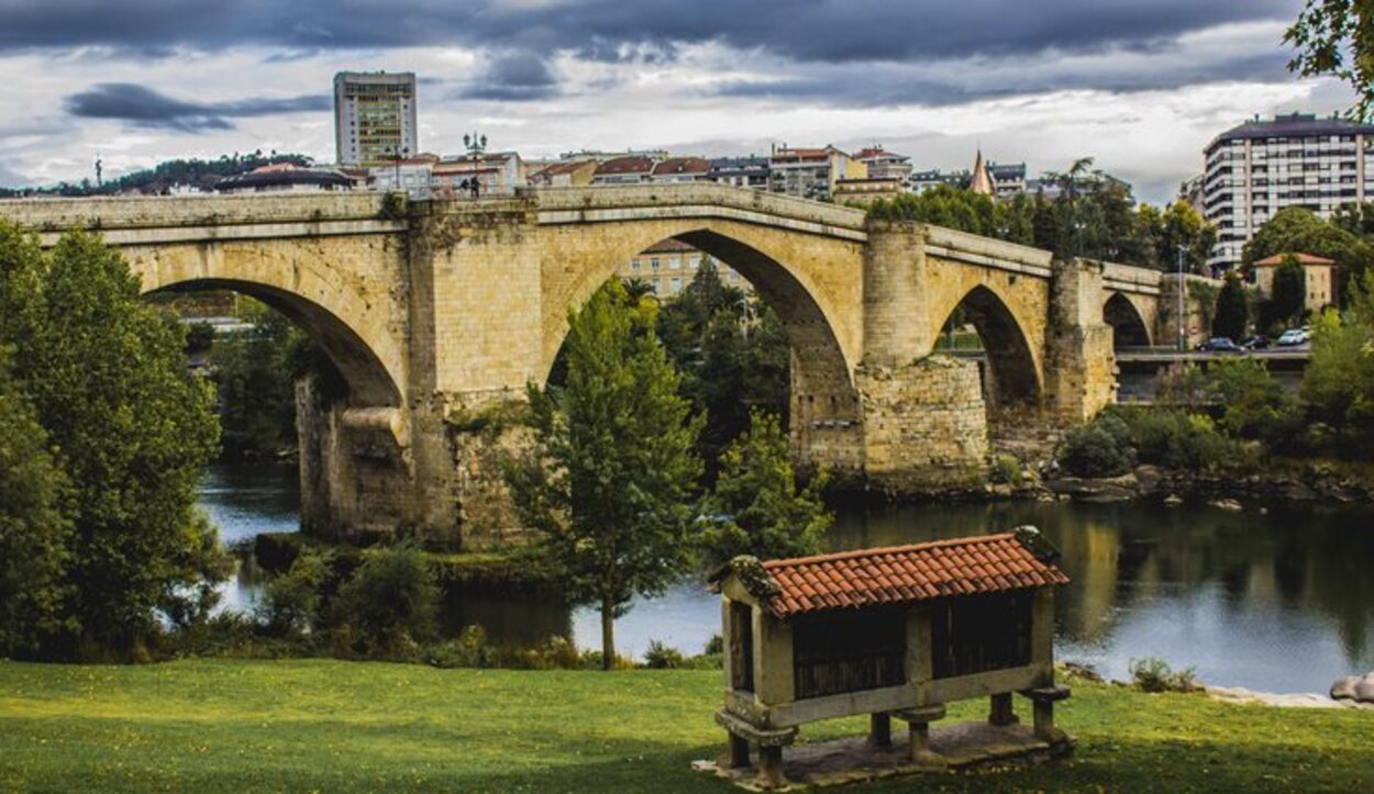 A Ponte Vella fecha del siglo XII aunque fue reconstruido en el XVII