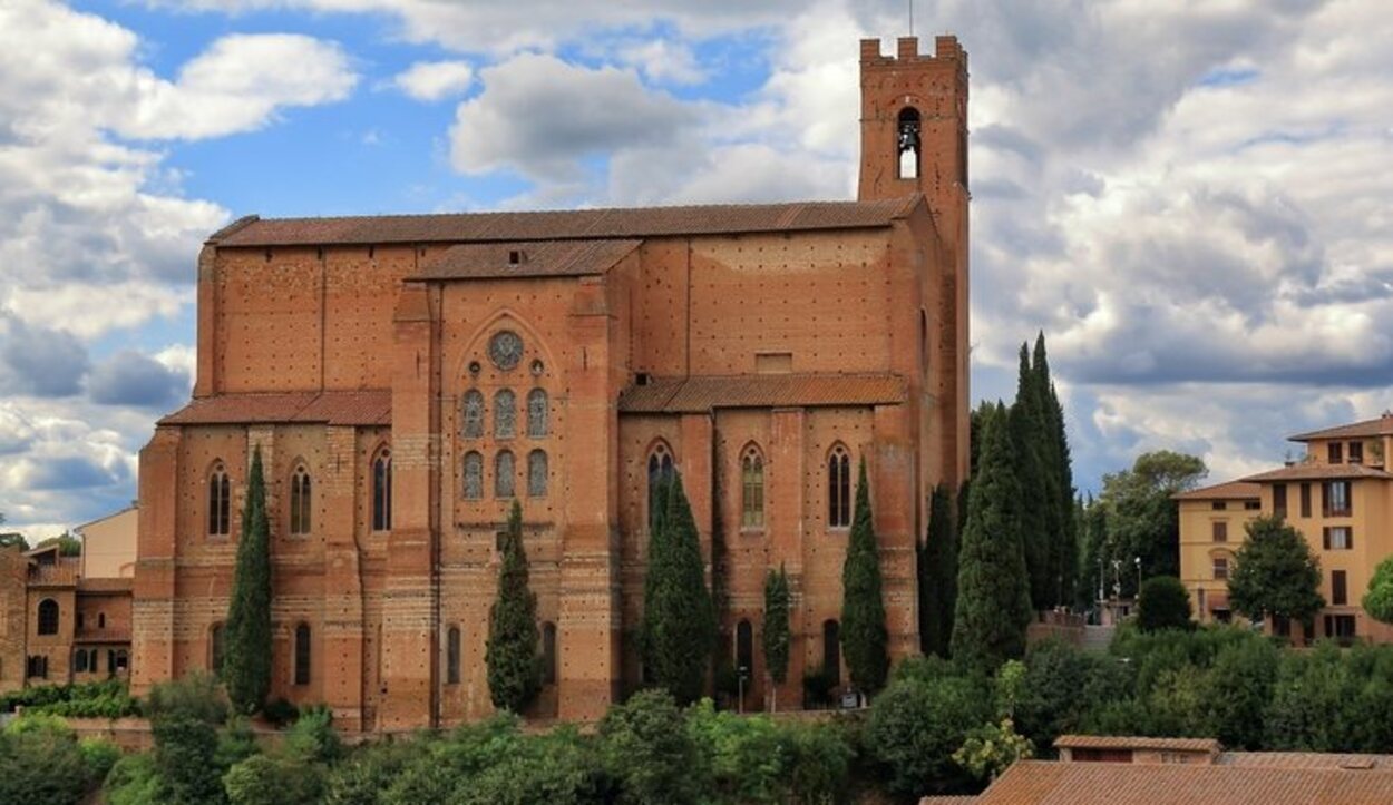La Basílica de San Domenico se encuentra en la zona norte de Siena