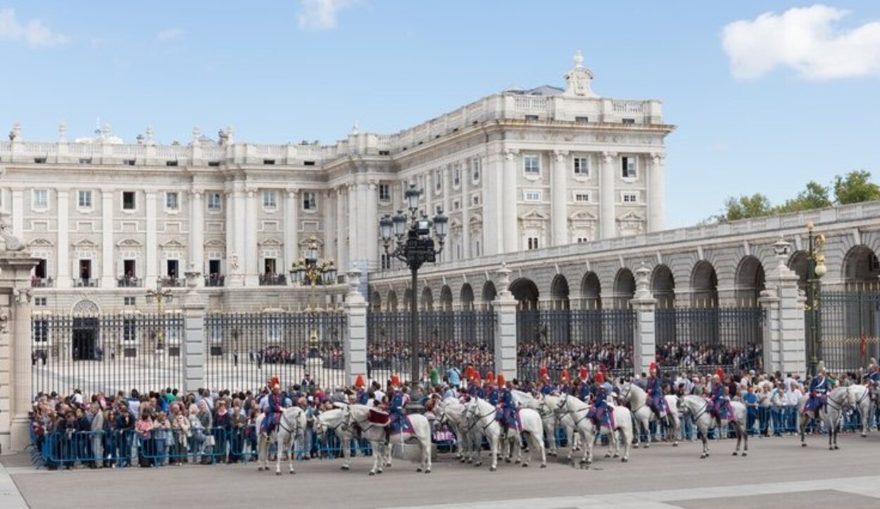 Los turistas observando un cambio de guardia en el Palacio Real de Madrid