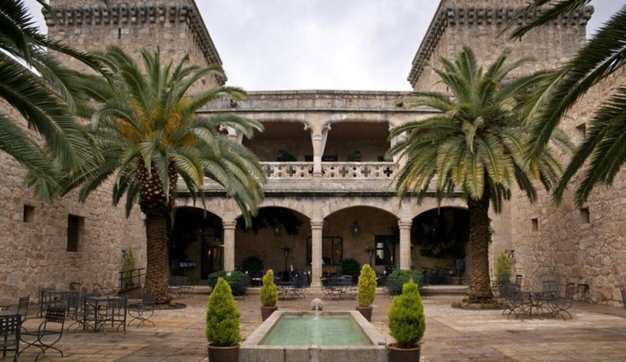 El convento que está en el interior de los jardines de la Alhambra