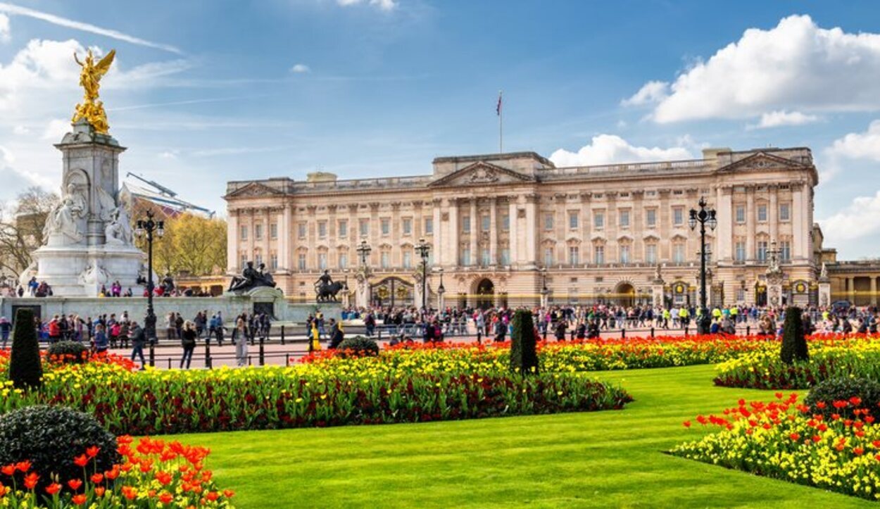 Buckingham Palace es la residencia de la Reina Isabel II (Londres)