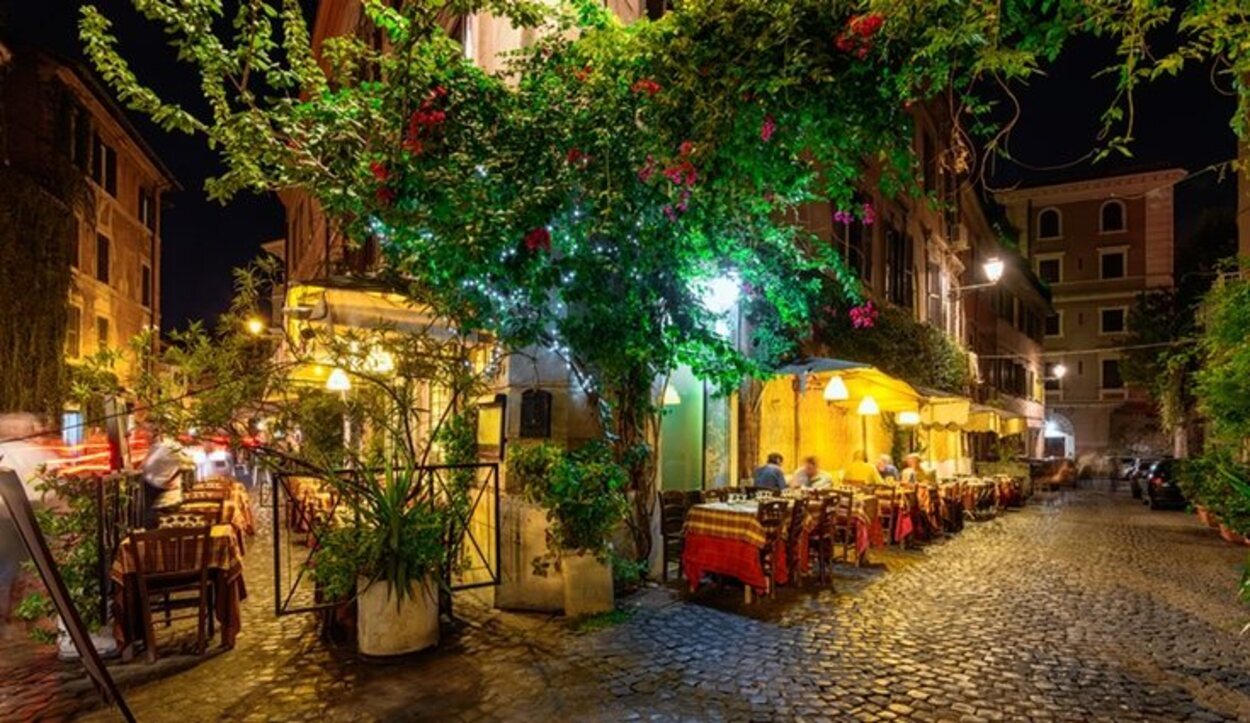 El barrio de Trastevere es famoso por sus locales bohemios y el ambiente nocturno