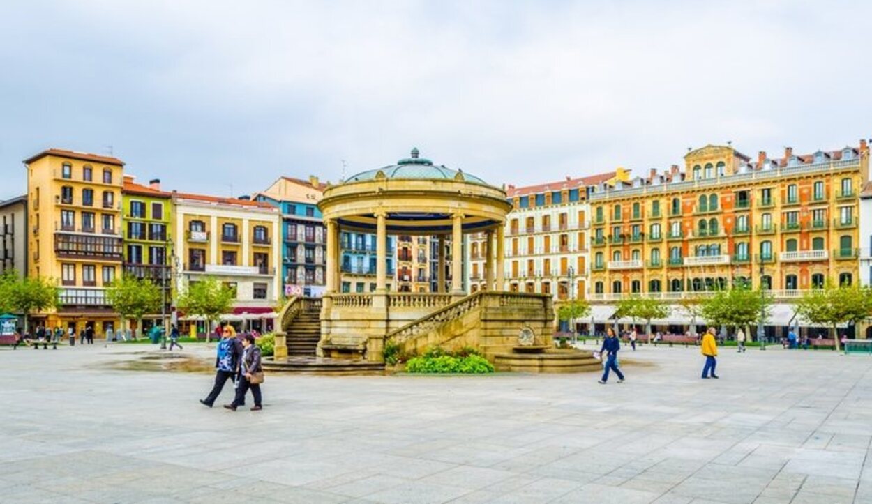 La Plaza del Castillo lleva siglos viendo el paso del tiempo en Pamplona