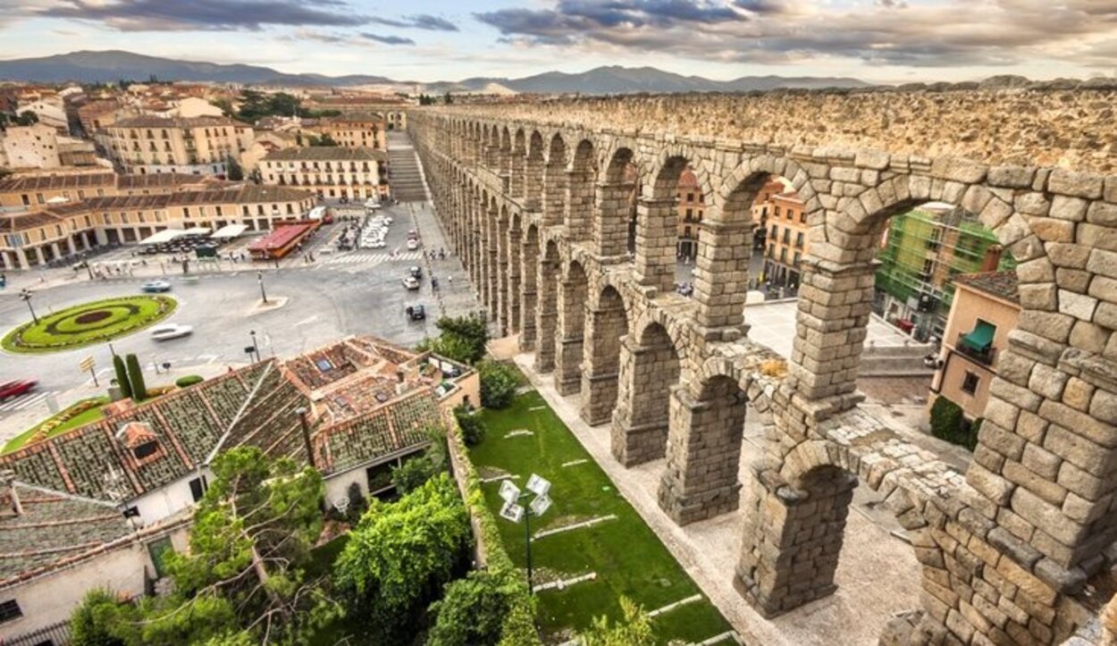 El acueducto de Segovia está compuesto de 15 kilómetros de arcos