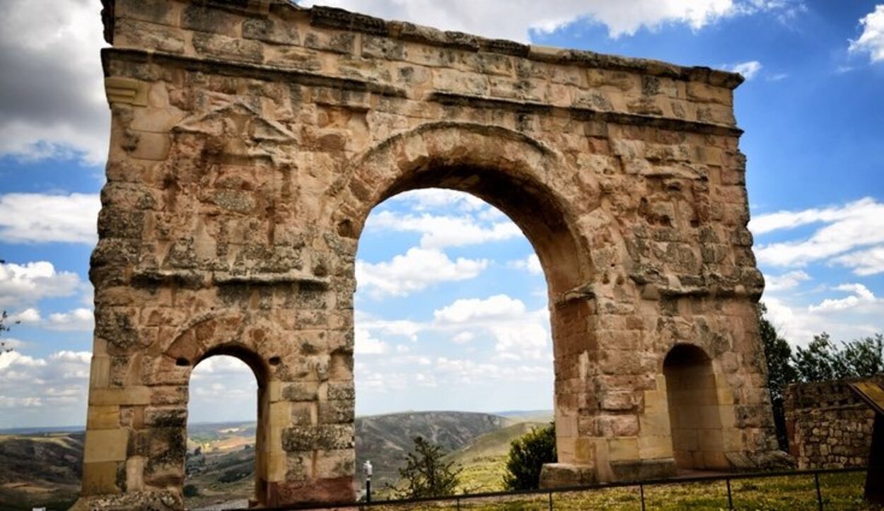 Con el paso de los años, el Arco del Triunfo de Medinaceli ha ido perdiendo la decoración del arco