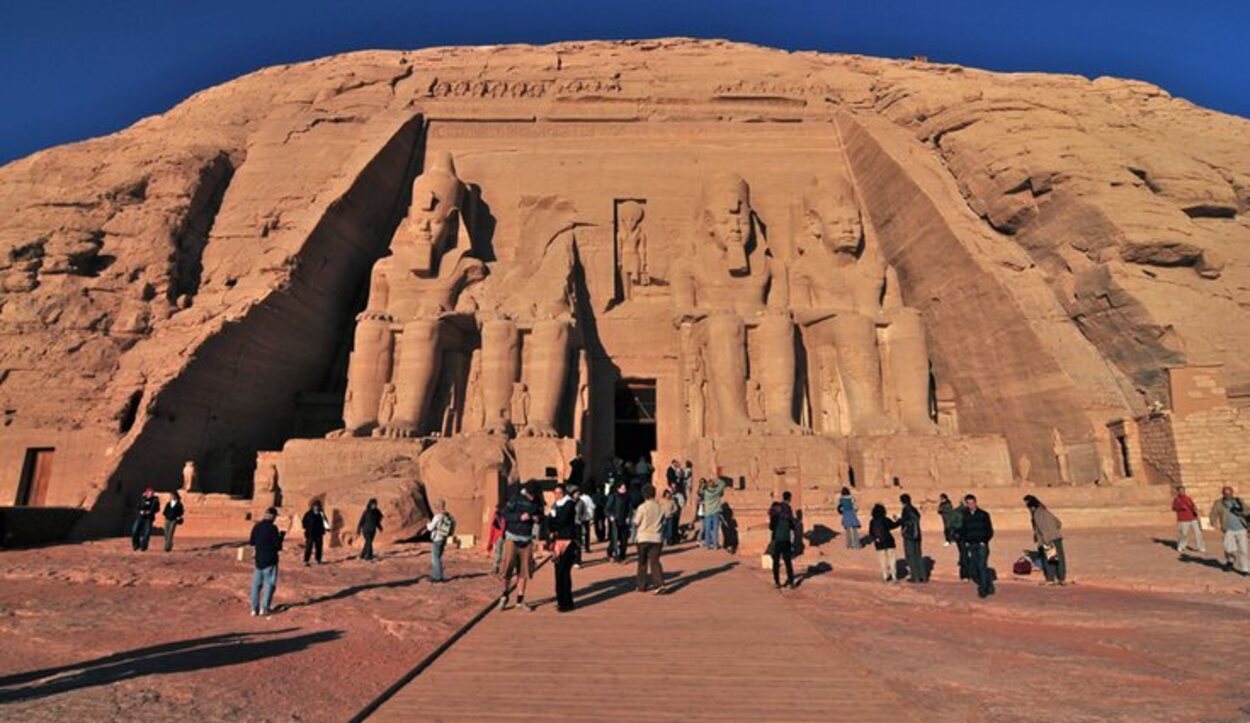 La mayor parte de los monumentos en Egipto están en el desierto al sol.