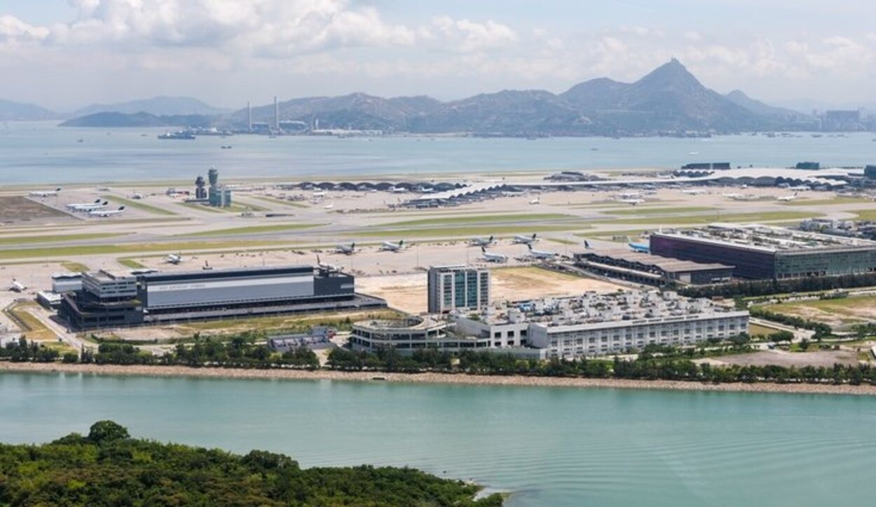 Este aeropuerto está construido sobre una isla artificial