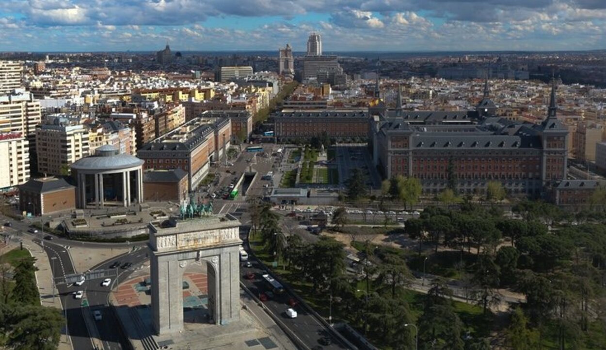 No puedes irte de Madrid sin quedar impresionado pro las vistas que nos ofrece el Faro de Moncloa