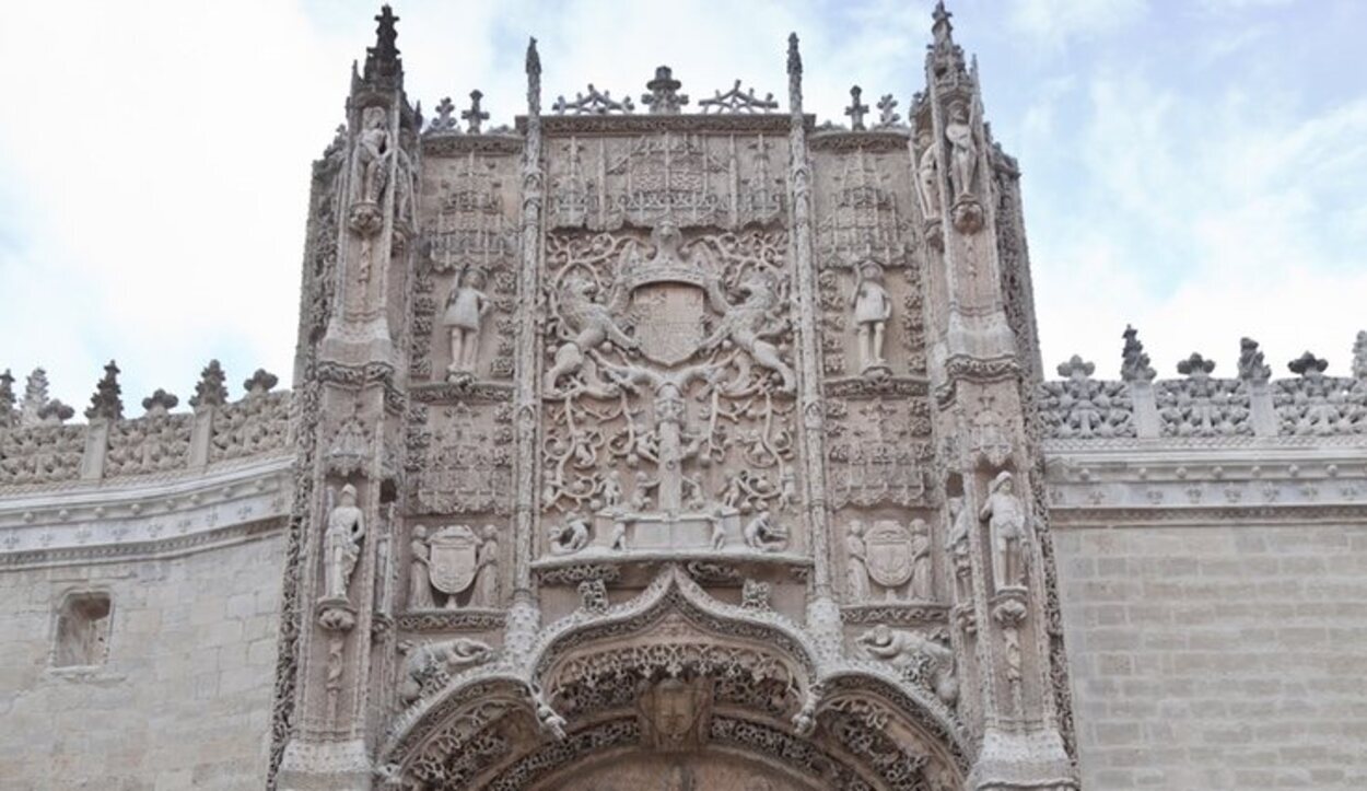 La puerta del Colegio San Gregorion, una de las puertas más detalladas de todo España