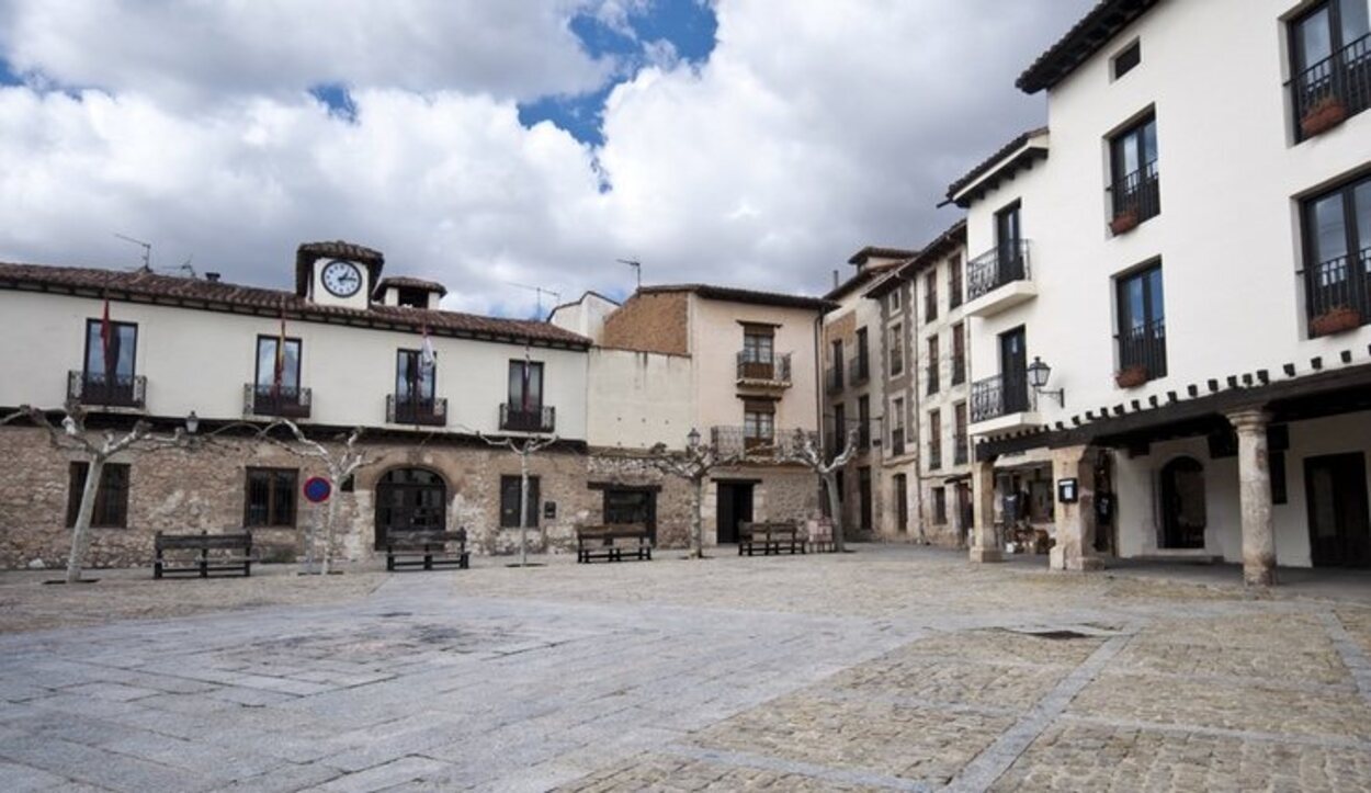 La plaza de Covarrubias lleva siglos siendo el mejor lugar de reunión del municipio