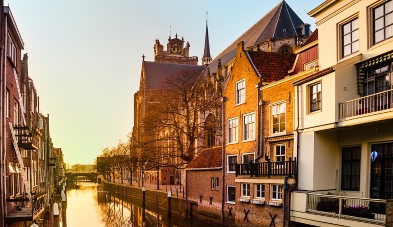 La ciudad de Dordrecht está muy cerca de los famosos molinos