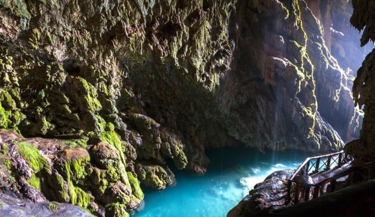 El parque natural esta lleno de grutas, una de las más bonitas, La gruta Iris