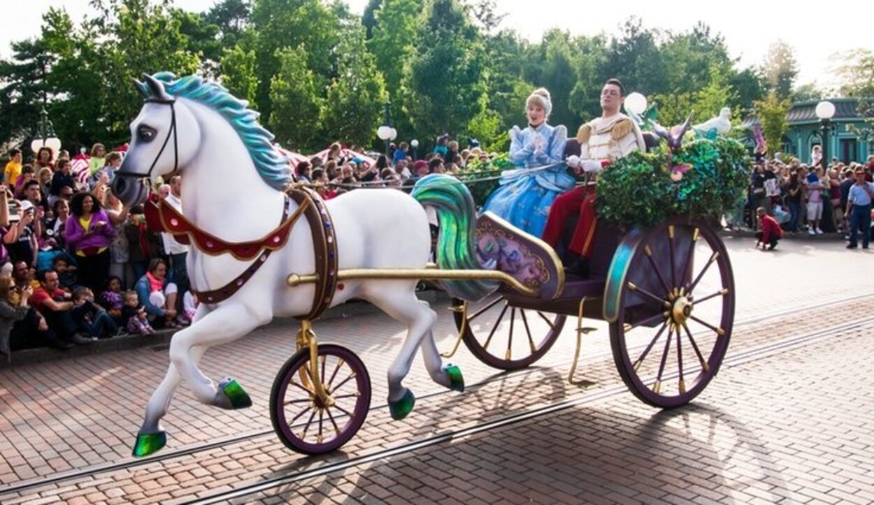 Cada día se puede disfrutar de las magníficas carrozas que circulan por Disneyland París