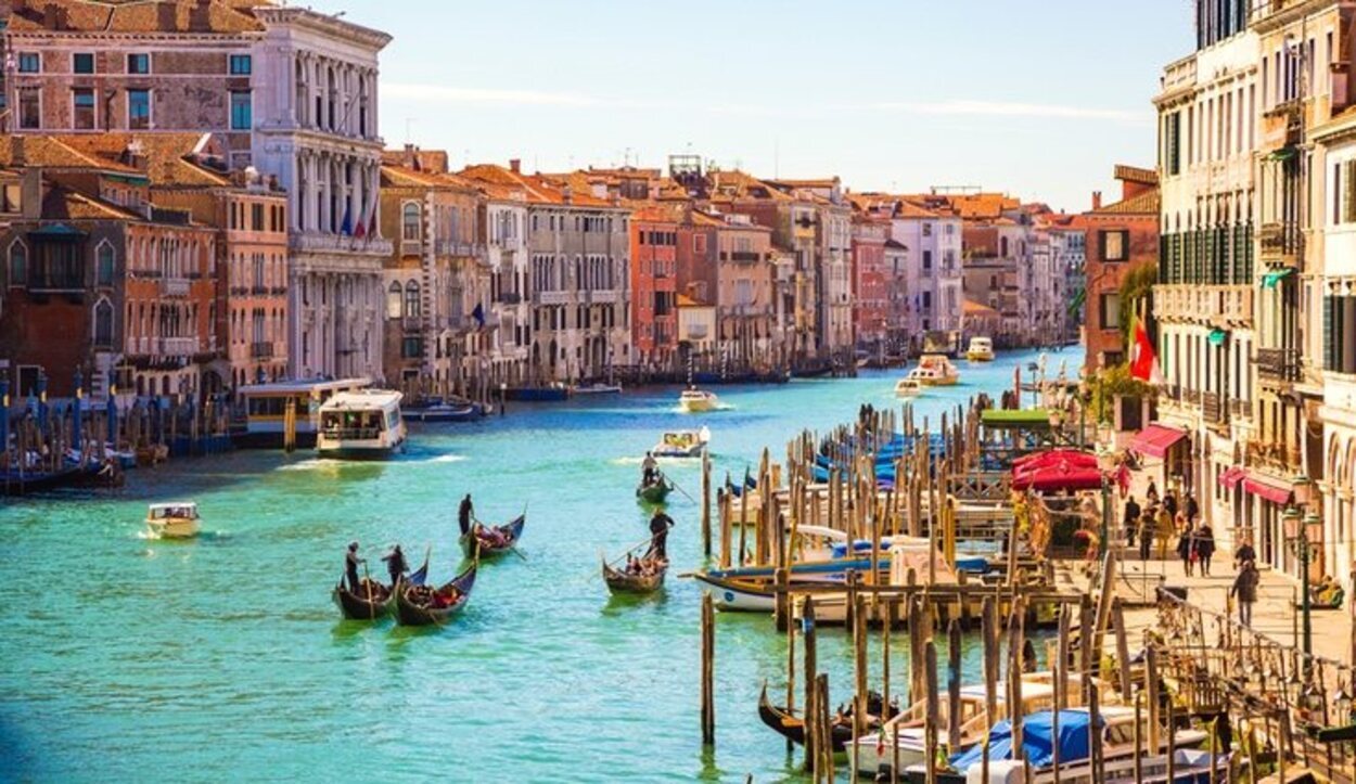 El Gran Canal posee 4 kilómetro de longitud y es el más importante de Venecia
